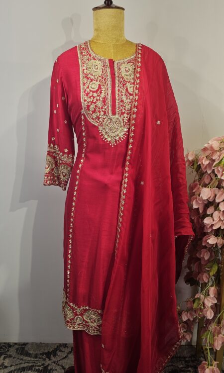 Red colour kurthi set with straight pant and duppatta