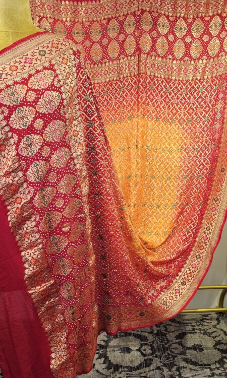 Red-yellow bandhani dupatta pilia