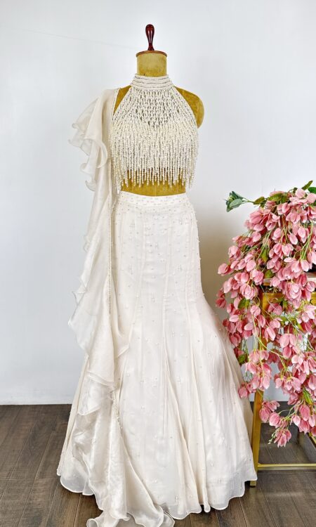 Off white fitted skirt with buster