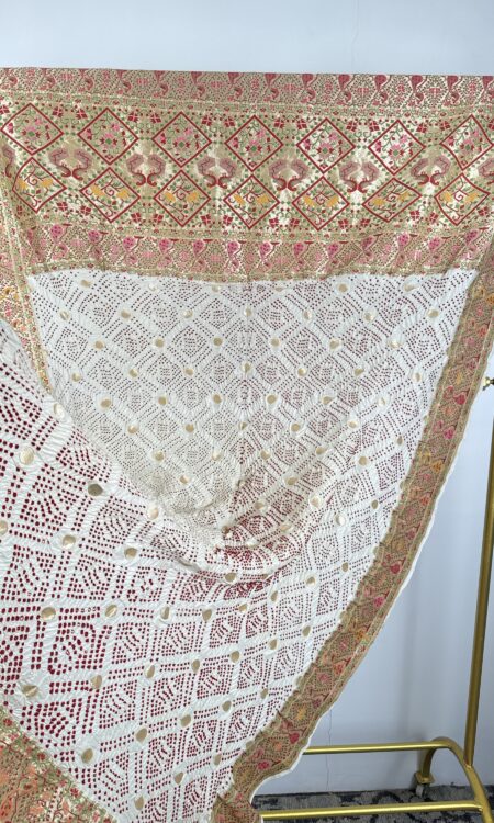 White colour bandhani dupatta